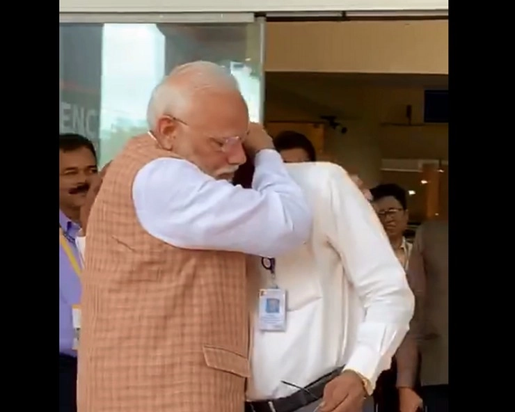 Video : रोने लगे ISRO प्रमुख, PM मोदी ने गले लगाकर बढ़ाया हौसला