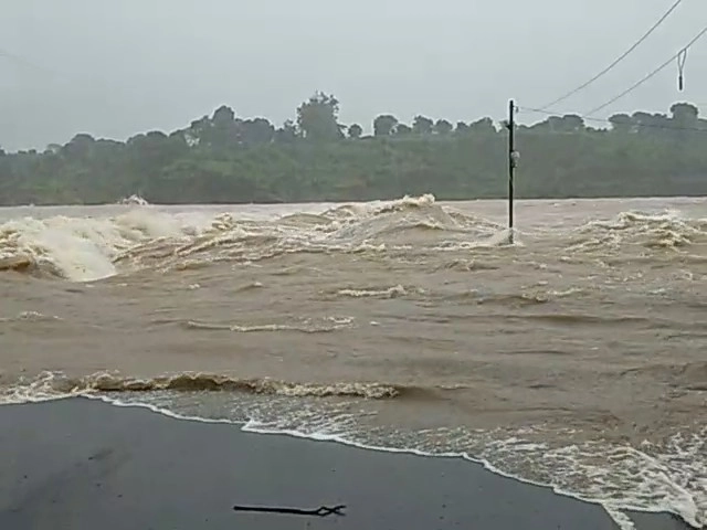 Weather Updates: झाबुआ जिले में नदी-नाले उफान पर, रपटे पर बस को बहने से बचाया