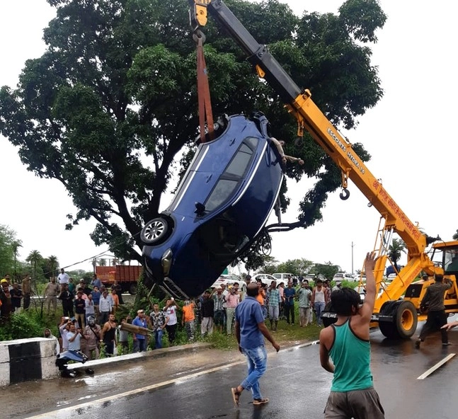 पुलिया से टकराई कार, 4 की मौत, 1 लापता, तेज पानी में बहे शव - car accident in Bhopal