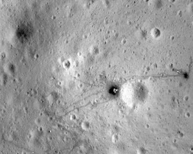 सोशल मीडिया पर वायरल हो रही चांद की सतह पर स्पॉट हुए विक्रम लैंडर की यह तस्वीर... लेकिन सच क्या है? - viral photo claims to be of Chandrayaan 2 lander vikram spotted on lunar surface, but it if of Apollo 15 lunar landing site