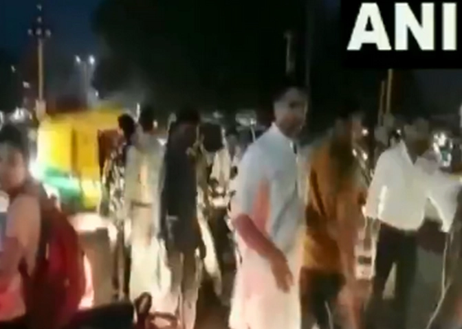 Video : जाम में फंसे मप्र के मंत्री जीतू पटवारी, कार से उतरकर किया ट्रैफिक कंट्रोल - traffic sports minister jitu patwari viral video jam