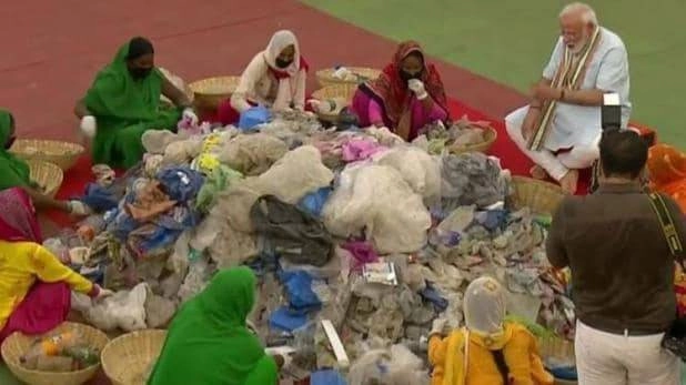 मथुरा में कचरा बीनने वाली महिलाओं से PM मोदी ने की मुलाकात, सिंगल यूज प्लास्टिक के खिलाफ अभियान की शुरुआत