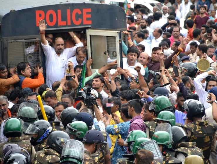 कमलनाथ सरकार के खिलाफ भाजपा का घंटानाद आंदोलन, कई जिलों में पुलिस के साथ नोंकझोंक - MP BJP Ghantanad protest to wake kamalnath govt