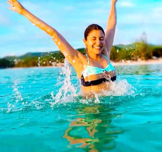 बिकिनी पहन समंदर के पानी में अठखेलियां करती नजर आईं अनुष्का शर्मा, वायरल हुईं ये हॉट तस्वीरें - anushka sharma shares her hot bikini photos calls herself as water baby