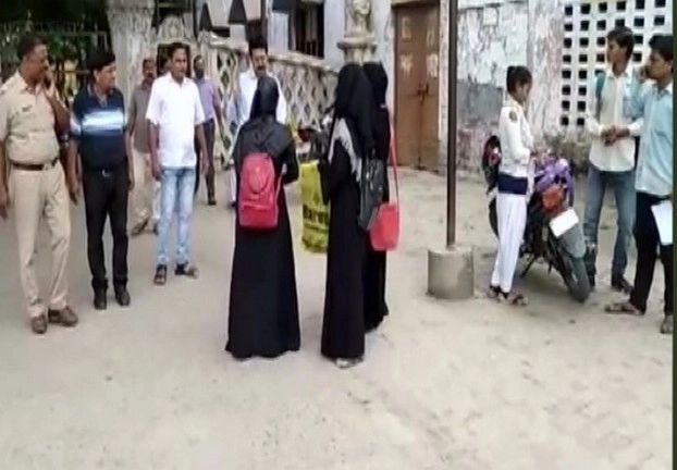 फिरोजाबाद में बुरके पर बवाल, छात्रों को कॉलेज आने से रोका - Dispute over burqa