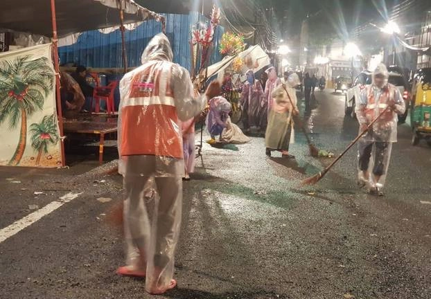 28 झांकियां देखने उमड़े 150000 लोग, फैलाया 500 टन कचरा, सफाई कर्मियों ने देखते ही देखते कर दिया साफ - Know why Indore in no.1 clean city