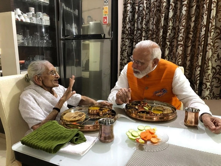 जन्मदिन पर पीएम मोदी ने लिया मां का आशीर्वाद, साथ में खाया खाना - Prime Minister Narendra Modi gets blessings of her mother