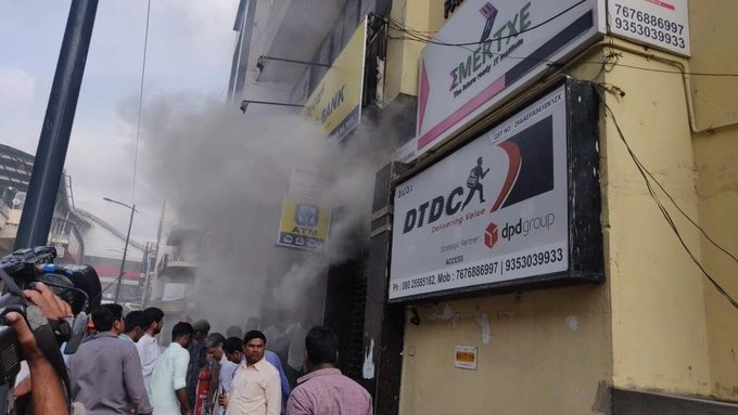 बेंगलुरु में यूको बैंक की एमजी रोड शाखा में लगी भीषण आग - Bangluru : Fire in UCO Bank MG road branch