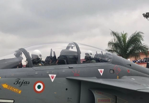 रक्षामंत्री राजनाथ ने 'तेजस' में भरी उड़ान, जानिए इस स्वदेशी लड़ाकू विमान से जुड़ीं 5 खास बातें - Rajanth Singh flies in Tejas