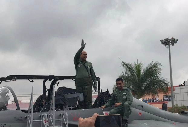 तेजस में उड़ान भरकर राजनाथ ने रचा इतिहास, बने पहले रक्षामंत्री - Rajnath Singh becomes first defence minister to fly in Tejas
