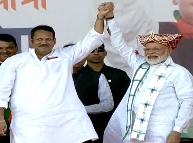 छत्रपति शिवाजी के वंशज ने रखा नरेन्द्र मोदी के सिर पर 'छत्र' - PM Modi in Nasik
