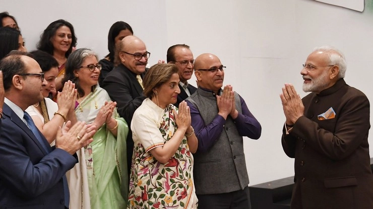 PM मोदी से मिलकर भावुक हुए कश्मीरी पंडित, 370 हटाने पर हाथ चूमकर कहा- धन्यवाद - Prime Minister Narendra Modi Kashmiri Pandit Houston