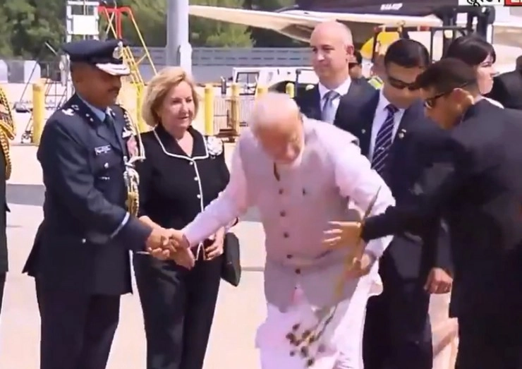 PM मोदी ने अमेरिका में दिया स्वच्छता का संदेश, गिरा हुआ फूल खुद उठाकर सबको चौंकाया - Prime Minister Narendra Modi,
