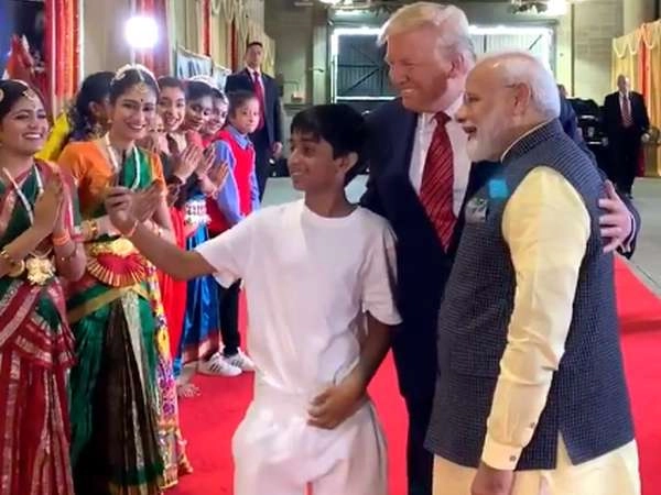 Howdy Modi : मोदी और ट्रंप के साथ ली सेल्फी लेने वाला ये बच्चा कौन है? - Baby's selfie with Modi and Trump