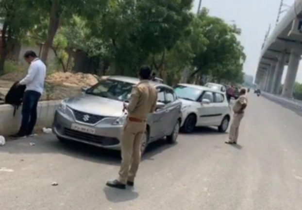 यूपी पुलिस का कमाल, हेलमेट न पहनने पर कार चालक का काट दिया चालान - UP Police cuts chalan of car driver for not wearing helmet
