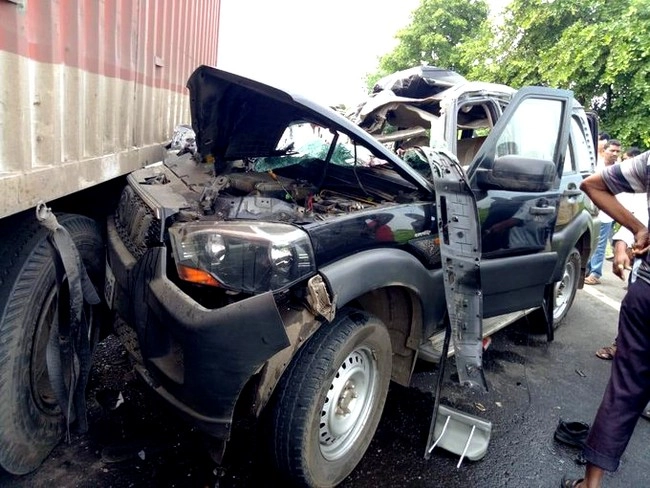 पूर्व मंत्री के काफिले की कार को ट्रक ने मारी टक्कर, CRPF जवान की मौत