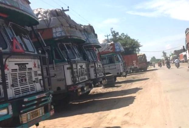 अर्थव्यवस्था में आई सुस्ती की मार झेलता डींगरपुर का ट्रांसपोर्ट सेक्टर : ग्राउंड रिपोर्ट - Digarpur transport sector