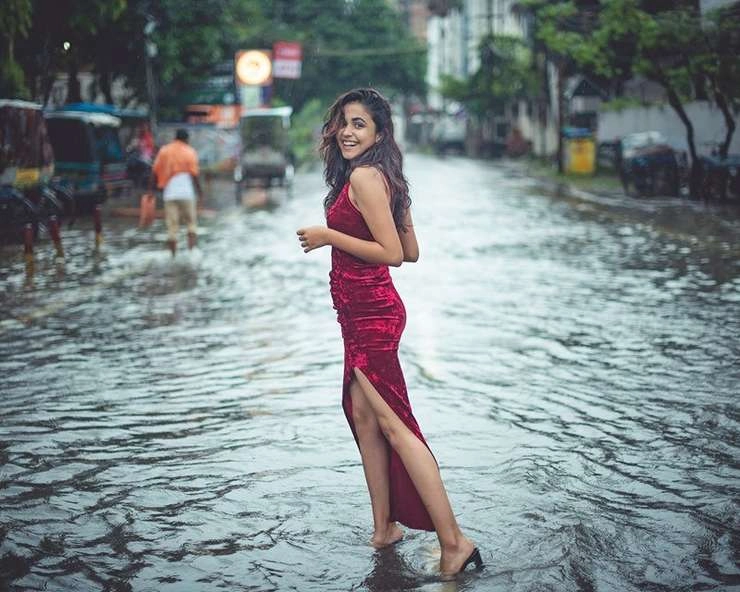 पटना में भयावह बाढ़ के बीच लड़की ने करवाया फोटोशूट, सोशल मीडिया पर वायरल - patna photos how this model is setting fire in bihar flood social media sensation