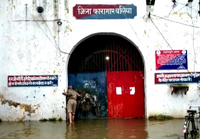 यूपी में बारिश ने मचाई तबाही, बलिया जेल में पानी घुसा - 500 prisoners to be shifted from flooded ballia jail in eastern up