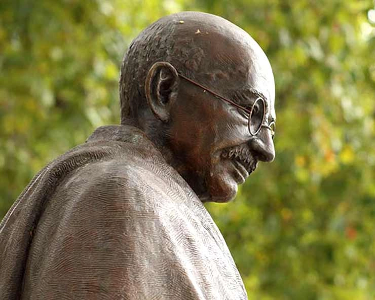 गांधी महज़ सिद्धांत नहीं सरल व्यवहार है... - Mahatma Gandhi
