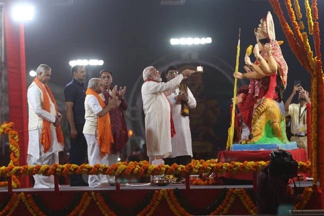 गुजरात में पीएम मोदी ने की मां दुर्गा की आरती, गरबा भी देखा - PM Modi Performs aarti, Watch Garba