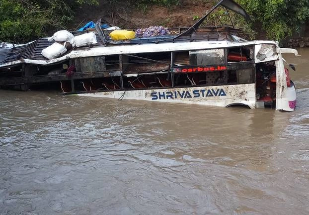 इंदौर से छतरपुर जा रही बस नदी में गिरी, 6 की मौत, 18 घायल - Bus accident in Raisen
