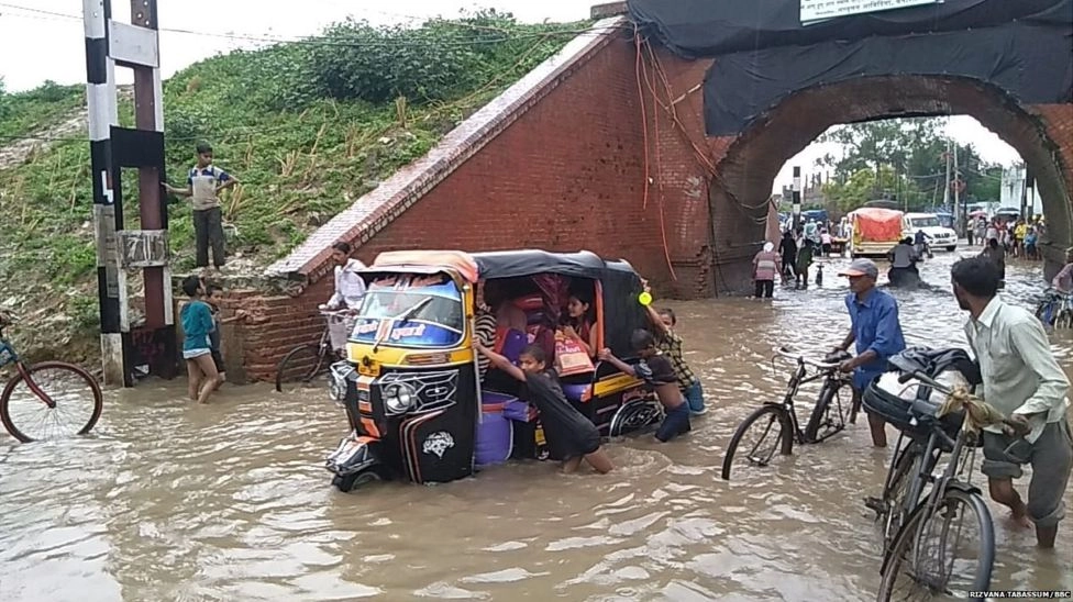 पीएम मोदी का संसदीय क्षेत्र वाराणसी बारिश के पानी से बेहाल