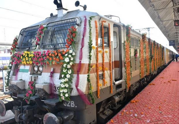 तेजस ने बढ़ाया रेलवे का उत्साह, अब 150 train, 50 stations निजी हाथों में सौंपे जाएंगे - Railway ready for privatisation of 150 trains and 50 stations