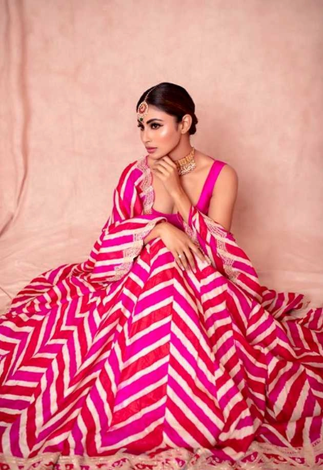 पिंक कलर के लहंगे में मौनी रॉय का दिलकश अंदाज, तस्वीरें हुईं वायरल | mouni roy shares her latest photoshoot in pink bandhani lehenga