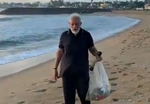 महाबलीपुरम में समुद्र तट पर पीएम मोदी का स्वच्छता अभियान, सैर के बाद उठाया कचरा - PM Modi operation clean on Mahabalipuram sea beach