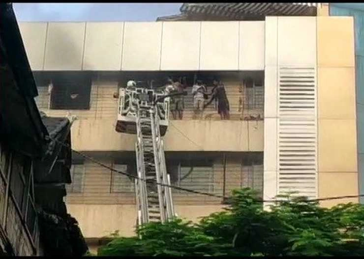मुंबई में ड्रीमलैंड सिनेमा के पास इमारत में लगी आग, 8 लोगों को रेस्क्यू कर बचाया - mumbai fire breaks out at residential building near dreamland cinema all trapped rescued