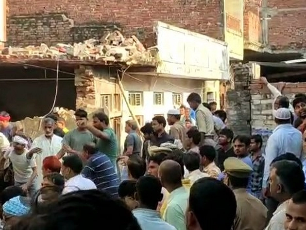 cylinder blast in mau | UP के मऊ में सिलेंडर फटने से दर्दनाक हादसा, धमाके से इमारत गिरने से 10 लोगों की मौत