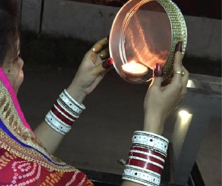 Karwa chauth 2019 : करवा चौथ पर चंद्रमा को छलनी से क्यों देखती हैं महिलाएं। Karva Chauth Importance - Importance Of Chhalni