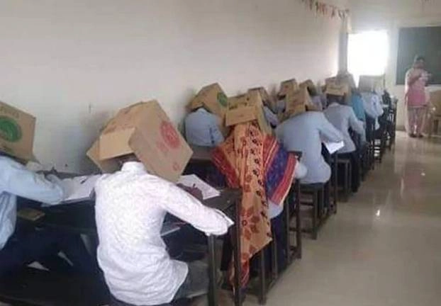 नकल रोकने के लिए कार्टन पहनाकर ली गई परीक्षा, तस्वीरें वायरल - Karnataka Students made to wear cartons to stop them from Cheating
