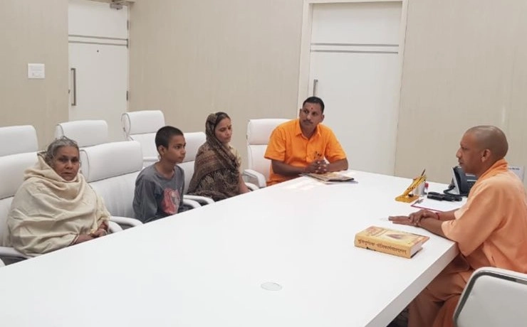 CM योगी से मिला कमलेश तिवारी का परिवार, हत्यारों के बारे में मिले अहम सुराग - Kamlesh Tiwaris wife after meeting Yogi Adityanath, UP CM assured us justice will be done