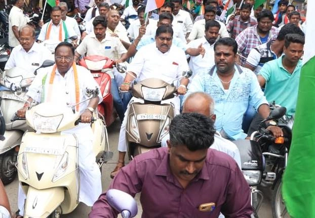 CM नारायणसामी ने बिना हेलमेट चलाया टू व्हीलर, उपराज्यपाल किरण बेदी से हुई तकरार - CM Narayansamy rides 2 wheeler without helmet