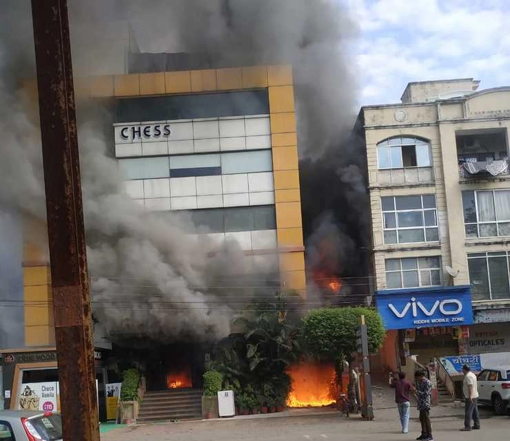 Video : इंदौर के गोल्डन गेट होटल में भीषण आग