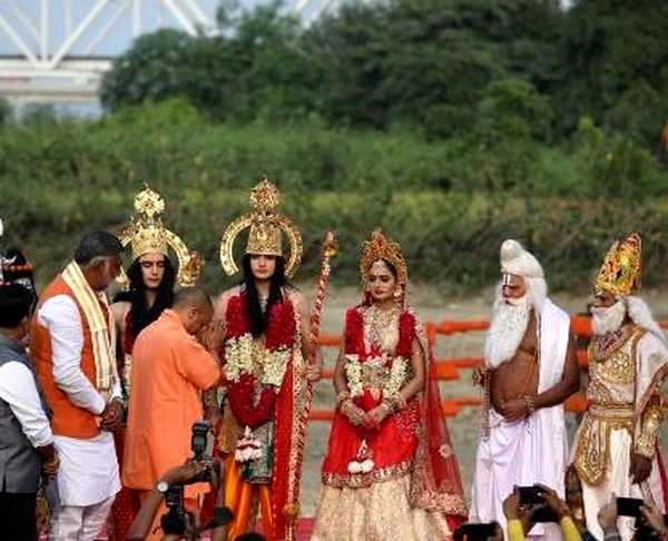 योगी आदित्यनाथ ने तिलक कर किया भगवान राम का राज्याभिषेक - grand deepotsav celebrations in ayodhya