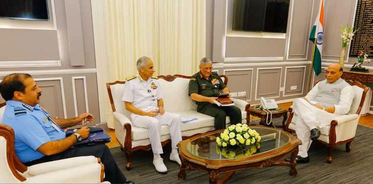 रक्षा मंत्री राजनाथ सिंह से मिले तीनों सेना प्रमुख - Service chiefs call on defence minister Rajnath Singh