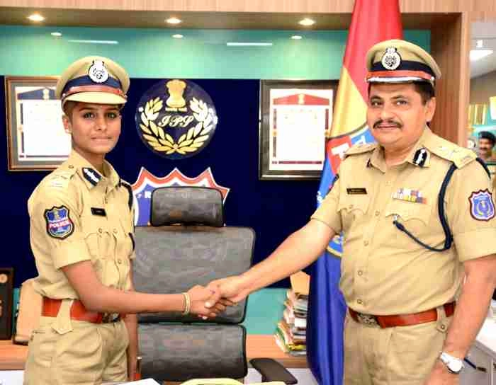 ब्लड कैंसर से जूझ रही 17 साल की लड़की का सपना हुआ पूरा, एक दिन के लिए बनी पुलिस कमिश्नर - telangana girl a ramya 17 battling cancer made police  commissioner for a day 2