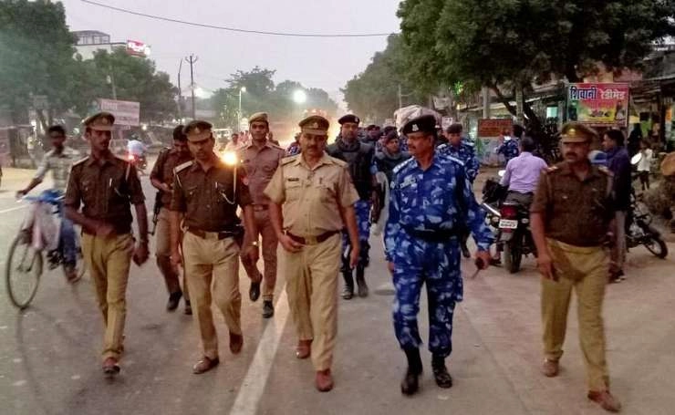 High security in Ayodhya | फैसले की गर्माहट के बीच कड़ी सुरक्षा, अयोध्यावासी दे रहे हैं प्रेम और भाईचारे का संदेश