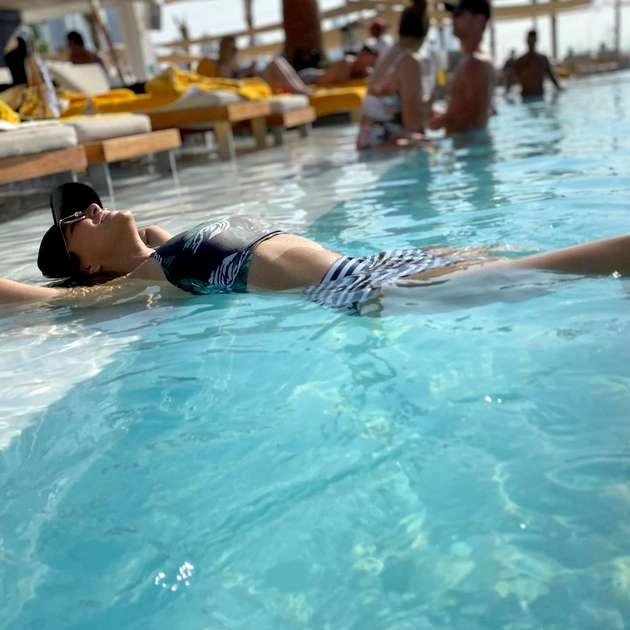 दिवाली सेलिब्रेट करने के बाद दुबई पहुंचीं सनी लियोनी, बिकिनी पहन स्वीमिंग पूल में रिलेक्स करती आईं नजर