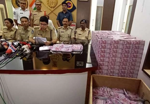 हैदराबाद में मिला 2000 के नकली नोटों का 'खजाना' - Khammam police seized fake notes of rs 2000