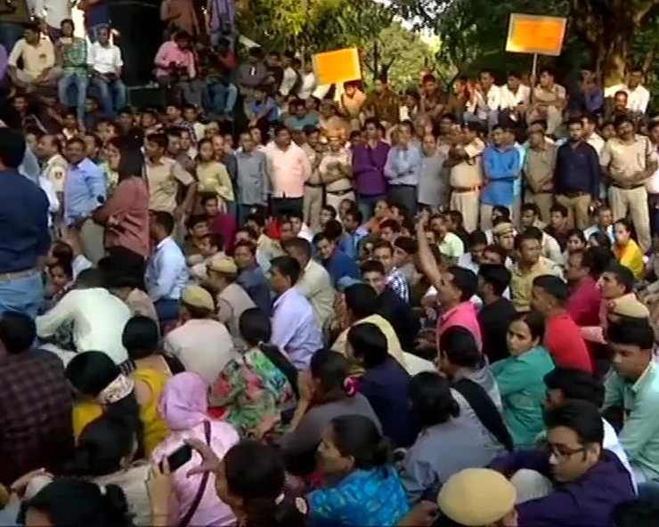 LawyersVsDelhiPolice : 11 घंटे बाद पुलिसकर्मियों ने खत्म किया धरना - Delhi Police protest ends after 10 hours of high drama