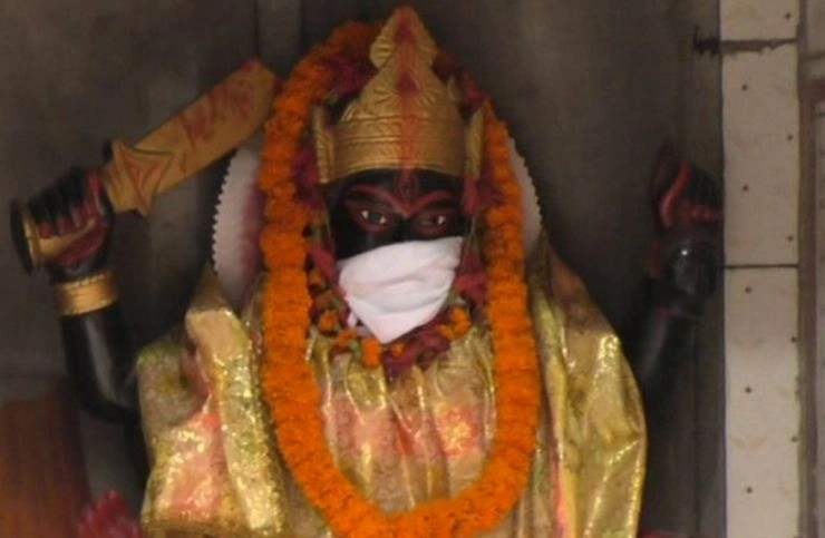 धरती के प्रदूषण से 'स्वर्ग के देवता' भी परेशान, भक्तों ने पहनाए मास्क - varanasi temple idols don anti pollution masks