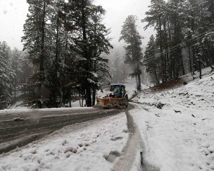 Kashmir में बर्फबारी का कहर, 2 पोर्टरों की मौत, 100 पेड़ गिरे - Snowfall in kashmir, 2 portors dies, 100 trees fallen