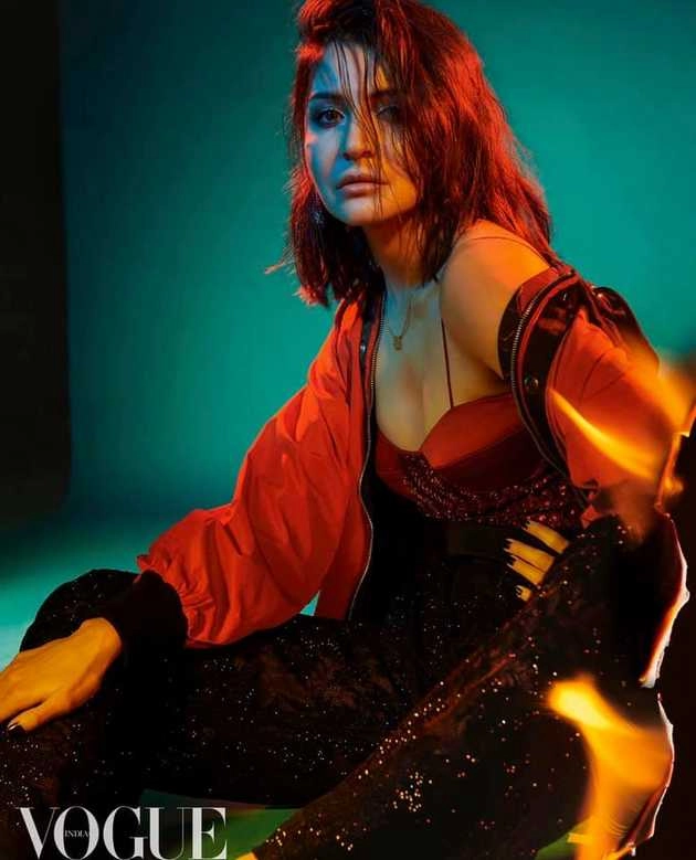 अनुष्का शर्मा का ग्लैमरस फोटोशूट सोशल मीडिया पर लगा रहा आग | anushka sharma looks stylish in vogue india magazine photoshoot