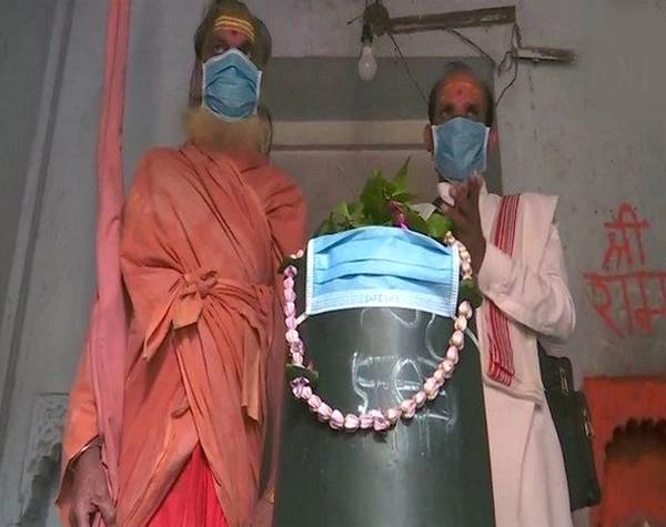 Air Pollution : अब काशी में शिवलिंग को पहनाया मास्क, सोशल मीडिया पर बना मजाक