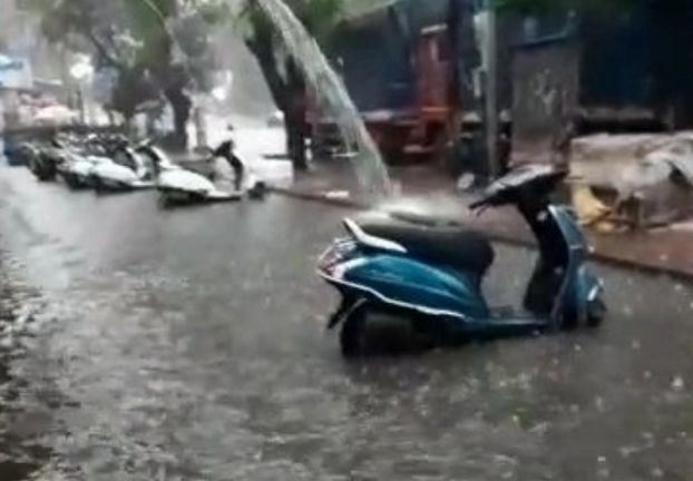 मुंबई में चक्रवात 'महा' का असर, तेज बारिश से कई इलाकों में भरा पानी - Cyclone Maya impact : rain in Mumbai, water lashes on road