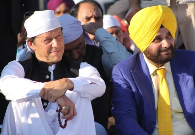 करतारपुर में इमरान के सामने सिद्धू ने की मोदी की तारीफ़ - Navjoot singh Sidhu praises PM Modi in front of Imran Khan